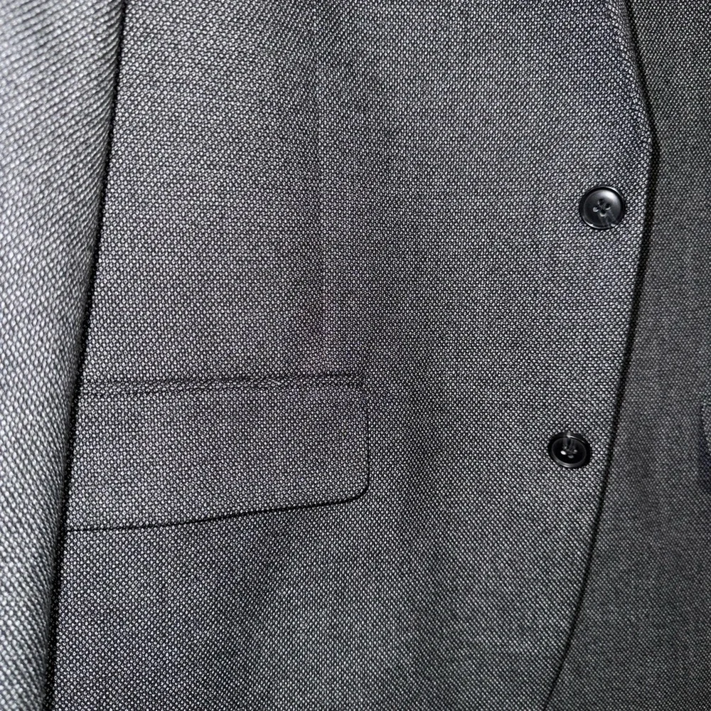 Haggar Gray Sport Coat with Notched Lapels and Padded Shoulders
